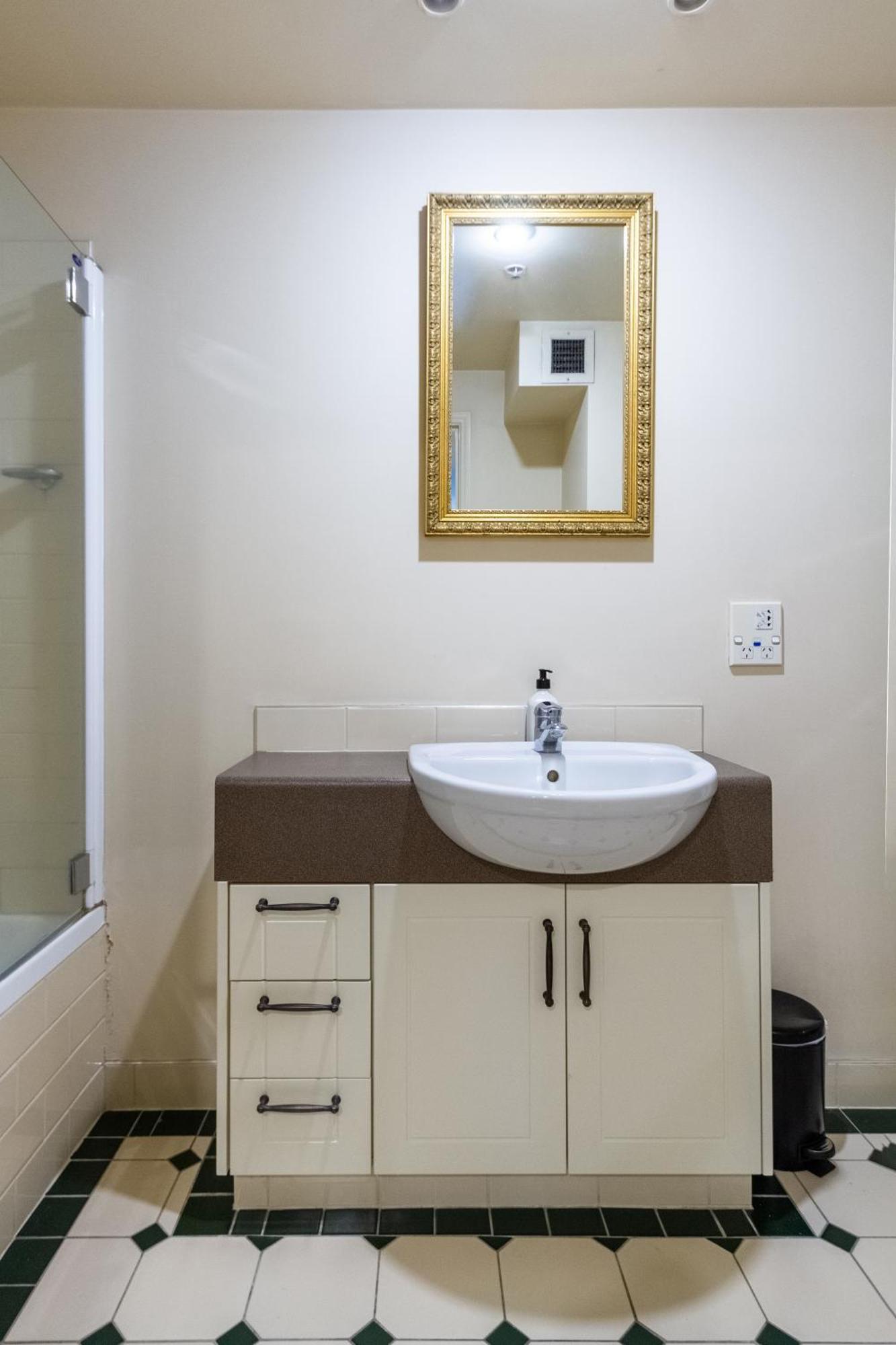 شقة Beauty In The Cbd - 1Bed Free Parking Pool كريستتشيرش المظهر الخارجي الصورة